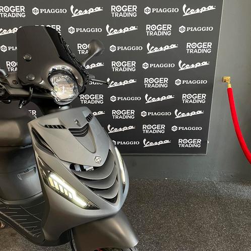 Piaggio Zip 50 Brom 4T 3V Grigio Titanio / Alpha Led Nieuw!!, Fietsen en Brommers, Scooters | Piaggio, Zo goed als nieuw, Zip