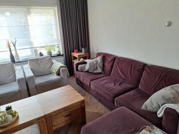Bankstel, 2 stoelen en hocker beschikbaar voor biedingen