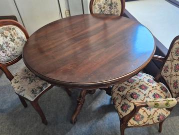 Antieke Ronde Tafel + 2 Stoelen & Fauteuil beschikbaar voor biedingen