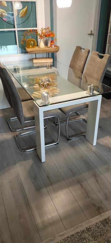 4 Mooie Eetkamer Sledestoelen beschikbaar voor biedingen