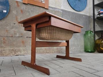 Vintage Deens Design Naaigaren / Brei Tafeltje | Teakhout  beschikbaar voor biedingen