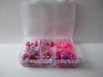 Doos kralen + onderdelen sieraden maken / roze, Hobby en Vrije tijd, Kralen en Sieraden maken, Ophalen, Zo goed als nieuw, Kraal