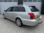 Toyota AVENSIS 2.0 VVTI LINEA SOL / AUTOMAAT / AIRCO / Cruis, Auto's, 1998 cc, 4 cilinders, Euro 4, Zilver of Grijs