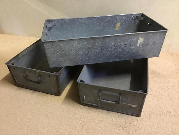 Industriele Metalen stapelbakken 60x30x15cm vintage, Doe-het-zelf en Verbouw, Kratten en Dozen, Gebruikt, Bak of Kist, 50 tot 75 cm