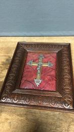 Kruisbeeld in lijst met bol glas. 1936., Antiek en Kunst, Antiek | Religie, Ophalen of Verzenden