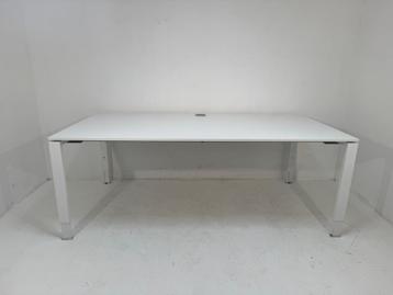 Partij gebruikte Vepa bureaus 200x100cm wit/wit €150,- ex beschikbaar voor biedingen