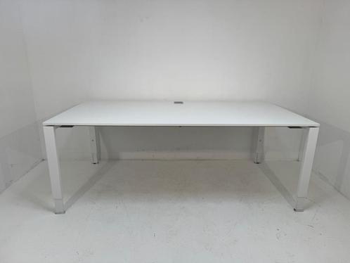 Partij gebruikte Vepa bureaus 200x100cm wit/wit €150,- ex, Doe-het-zelf en Verbouw, IJzerwaren en Bevestigingsmiddelen