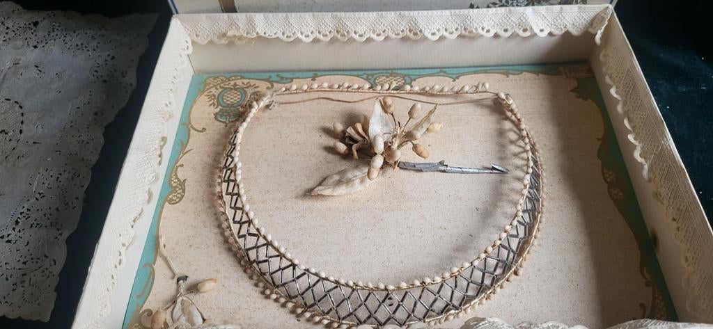 Bruidskroon met wassen corsage in originele verpakking, Antiek en Kunst, Ophalen of Verzenden