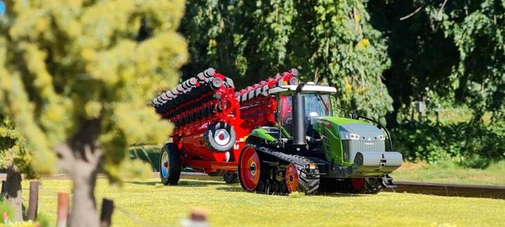 Horsch Maestro 24V Ros, Hobby en Vrije tijd, Modelauto's | 1:32, Nieuw, Tractor of Landbouw, Overige merken, Ophalen of Verzenden