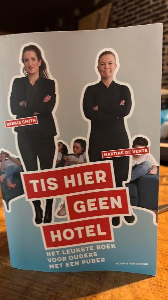 Saskia Smith - Tis hier geen hotel, Boeken, Overige Boeken, Zo goed als nieuw, Ophalen of Verzenden
