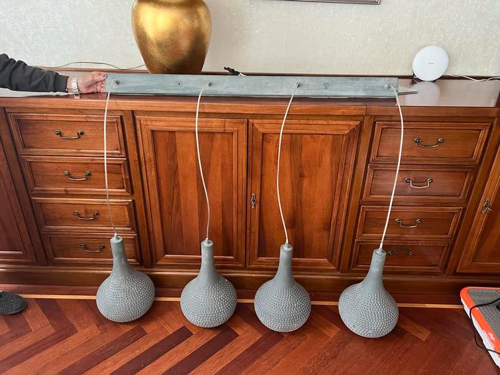 Moderne Hanglamp met Vier Lampenkappen, Huis en Inrichting, Lampen | Hanglampen, Zo goed als nieuw, 75 cm of meer, Metaal, Ophalen of Verzenden
