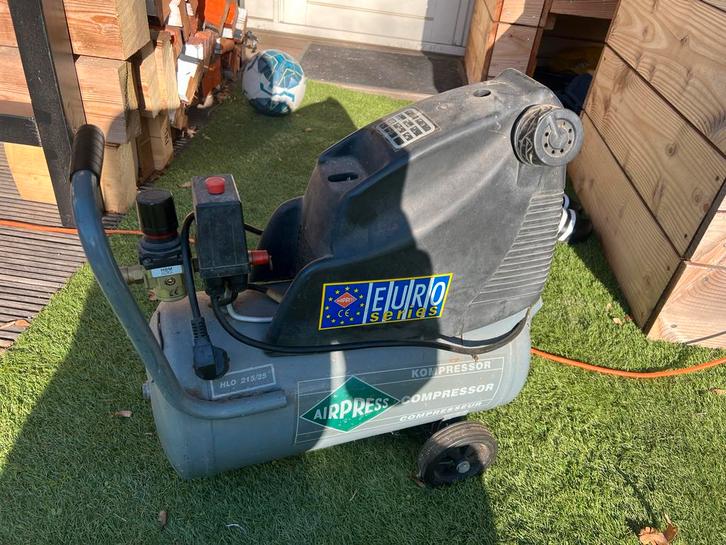 Kleine compressor - 10 liter, Doe-het-zelf en Verbouw, Compressors, Gebruikt, 6 tot 10 bar, Minder dan 25 liter, Minder dan 200 liter/min