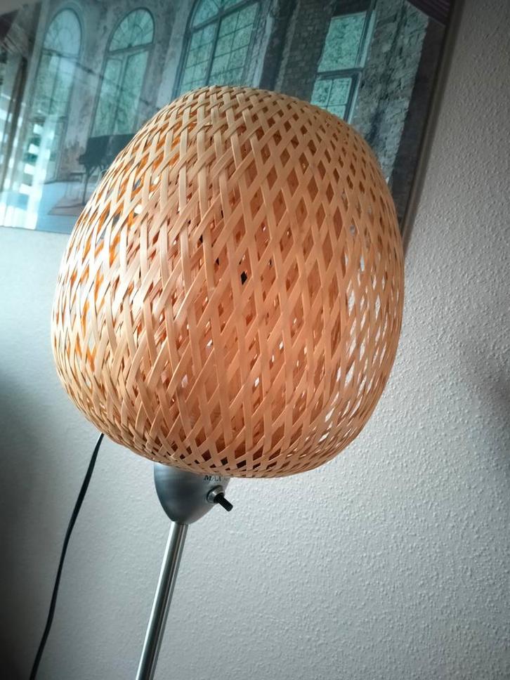 Stijlvolle rieten vloerlamp, Huis en Inrichting, Lampen | Vloerlampen, Zo goed als nieuw, 100 tot 150 cm, Hout, Metaal, Ophalen