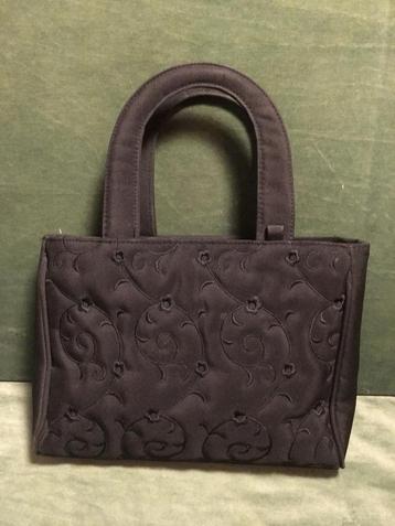 Vintage Handtas.Elegant zwart model met geborduurd front. beschikbaar voor biedingen