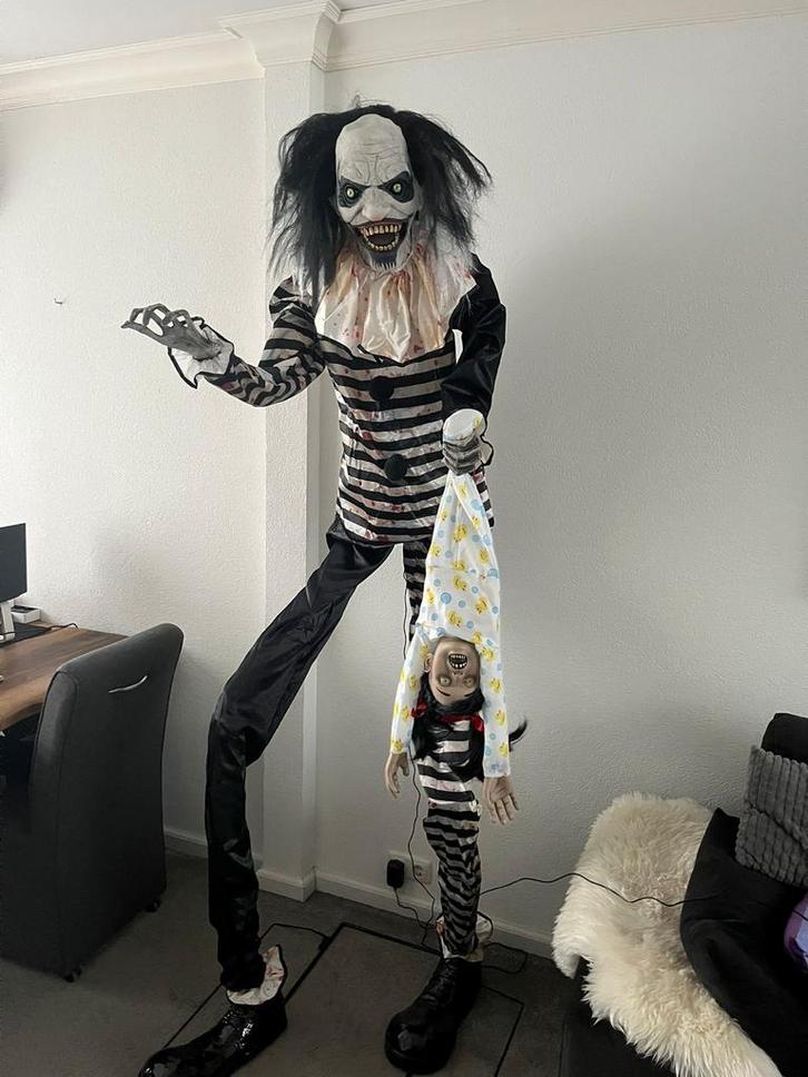 Halloween Clown met Baby, Hobby en Vrije tijd, Feestartikelen, Nieuw, Versiering, Halloween of Griezel, Ophalen of Verzenden