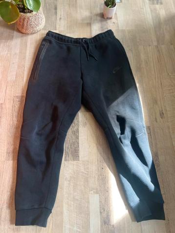 Nike Tech Broek Zwart (Maat 158-170) beschikbaar voor biedingen
