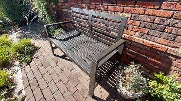Houten tuinbank van Ikea beschikbaar voor biedingen