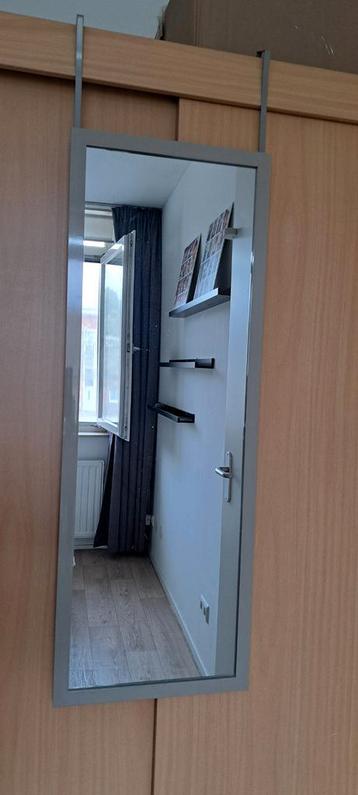 Spiegel met ophangsysteem beschikbaar voor biedingen