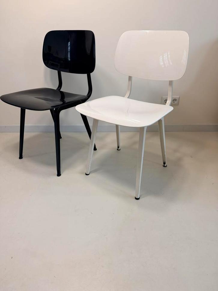 2x Ahrend Revolt Stoelen - Friso Kramer Design, Huis en Inrichting, Stoelen, Gebruikt, Twee, Kunststof, Metaal, Zwart, Ophalen