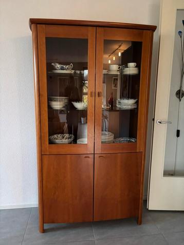 Kersen Houten servicekadt  met Glasdeuren beschikbaar voor biedingen