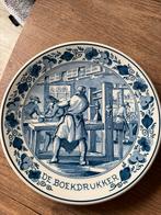 Delfts Blauw Bord - De Boekdrukker, Ophalen of Verzenden