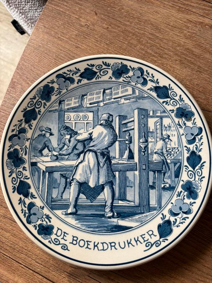 Delfts Blauw Bord - De Boekdrukker, Antiek en Kunst, Antiek | Wandborden en Tegels, Ophalen of Verzenden