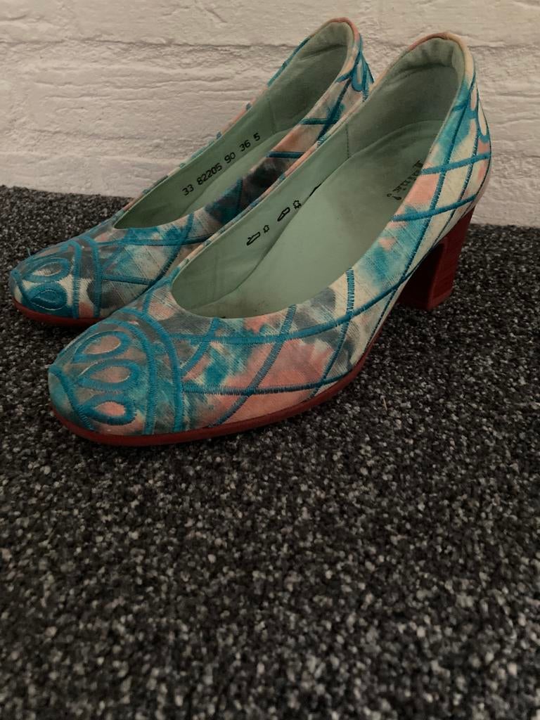 Hippe schoen met hak, Kleding | Dames, Ophalen of Verzenden, Zo goed als nieuw, Blauw