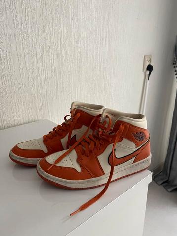 Nike Air Jordan 1 Mid - Oranje/Wit beschikbaar voor biedingen