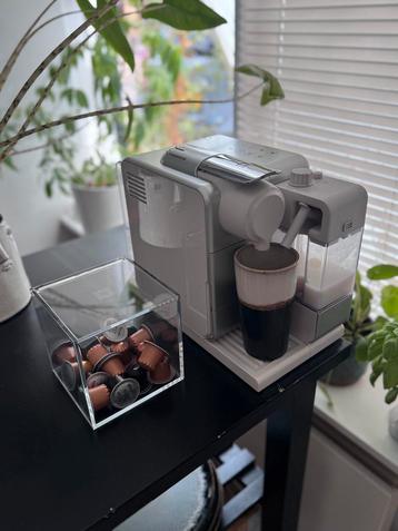 Nespresso lattissima touch met cube houder beschikbaar voor biedingen