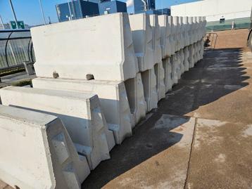 Betonbarrier beton barrier vangrail beton blokken  beschikbaar voor biedingen