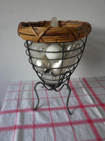 ijzeren mand. De bovenste rand is van bamboe/ riet. Uniek beschikbaar voor biedingen