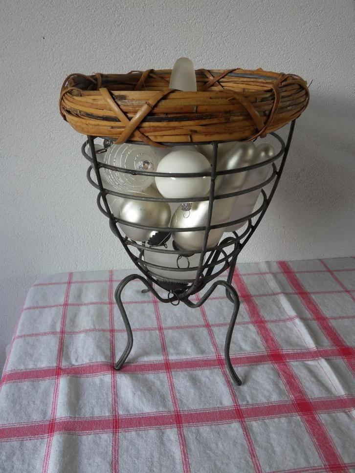 ijzeren mand. De bovenste rand is van bamboe/ riet. Uniek, Diversen, Kerst, Nieuw, Ophalen of Verzenden