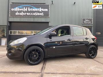 Renault Clio 1.2 black on black edition 17inch/navi/5 deurs beschikbaar voor biedingen