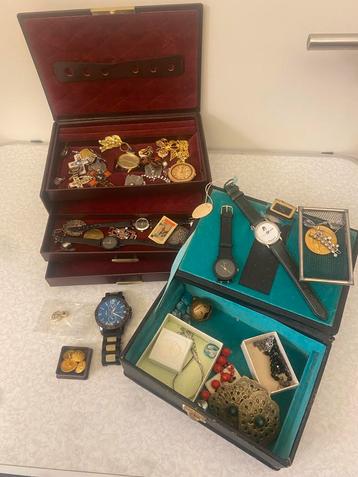 Sieraden dozen met horloges en hangers beschikbaar voor biedingen