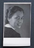 Fotokaart - Knappe jonge vrouw 1940, 1940 tot 1960, Gebruikt, Foto, Verzenden
