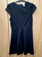 NIEUW Zwarte jurk H&M mt M leuk model, Ophalen, Nieuw, Zwart
