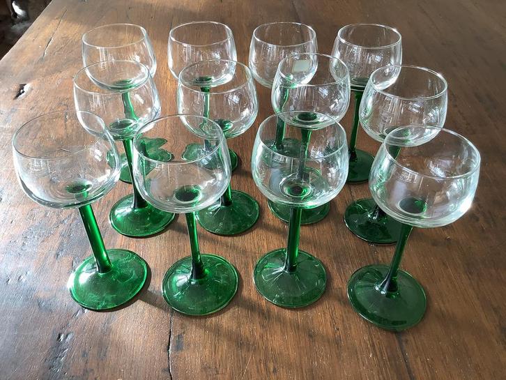 12 retro Franse Luminarc wijnglazen op hoge groene voet, Verzamelen, Glas en Borrelglaasjes, Zo goed als nieuw, Overige typen