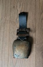 Oude ijzeren koeienbel aan band met gesp, Antiek en Kunst, Curiosa en Brocante, Ophalen of Verzenden