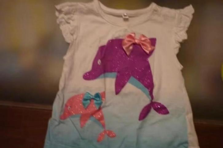 Shirt voor een meisje met dolfijnen in maat 80 zgan, Kinderen en Baby's, Babykleding | Maat 80, Gebruikt, Meisje, Shirtje of Longsleeve