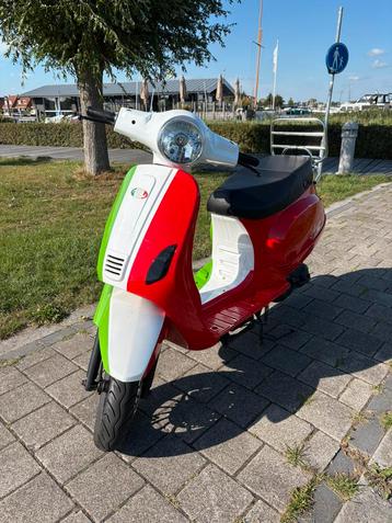 Scooter Geel kenteken | Erg snel met zgan motor beschikbaar voor biedingen
