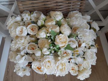 Rotan mand vol met kunstbloemen decoratie/ bruiloft  beschikbaar voor biedingen