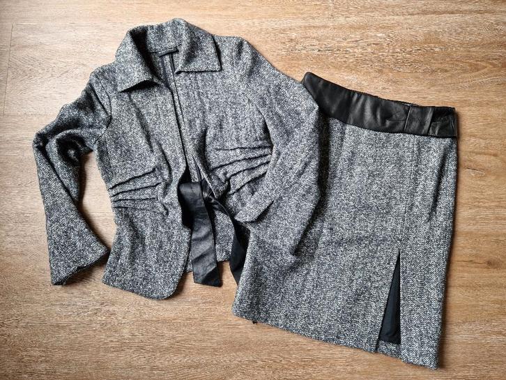 Rok en colbertjasje / mantelpak Blacky Dress ZGAN Maat 38, Kleding | Dames, Jasjes, Kostuums en Pakken, Zo goed als nieuw, Kostuum of Pak