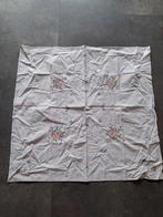 4 vintage, tafelkleden geborduurd, Huis en Inrichting, Tafelkleden, Ophalen of Verzenden, Zo goed als nieuw, Vierkant