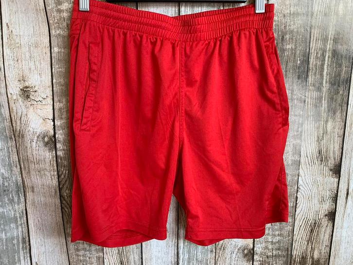 Le Coq Sportif rood sport broekje (Maat S), Sport en Fitness, Voetbal, Gebruikt, Broek, Maat S, Verzenden
