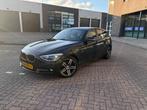 BMW 1-Serie 116I 100KW 5DR Aut8 2012 Zwart | Nieuwe ketting, Auto's, 65 €/maand, Zwart, 4 cilinders, Zwart