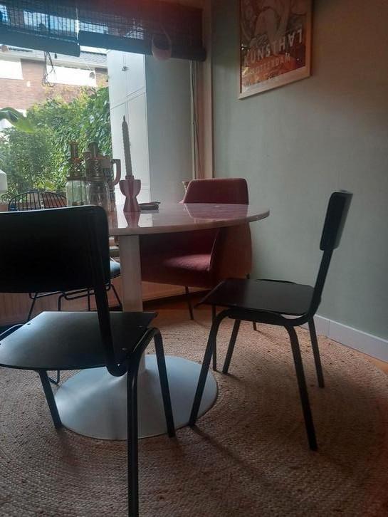 Twee mat zwarte stoelen type : schoolstoel, Huis en Inrichting, Stoelen, Zo goed als nieuw, Twee, Zwart, Ophalen