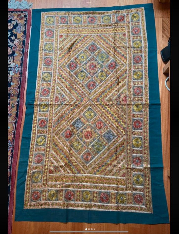 Handgeborduurd Indiaas Wandkleed/Tapijt - 153x93 cm, Antiek en Kunst, Antiek | Kleden en Textiel, Ophalen of Verzenden