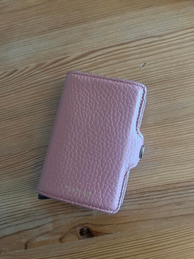 Secrid Pasjeshouder - Compact en Stijlvol, Zo goed als nieuw, Roze, Leer, Ophalen