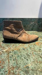 ZGAN Toral enkellaarsjes beige suede met Studs, mt 38, Beige, Lage of Enkellaarzen, Ophalen of Verzenden, Zo goed als nieuw