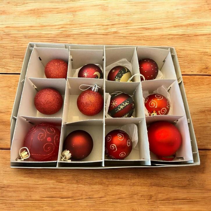 Doos met 12 kerstballen in rode tinten., Diversen, Kerst, Zo goed als nieuw, Ophalen of Verzenden